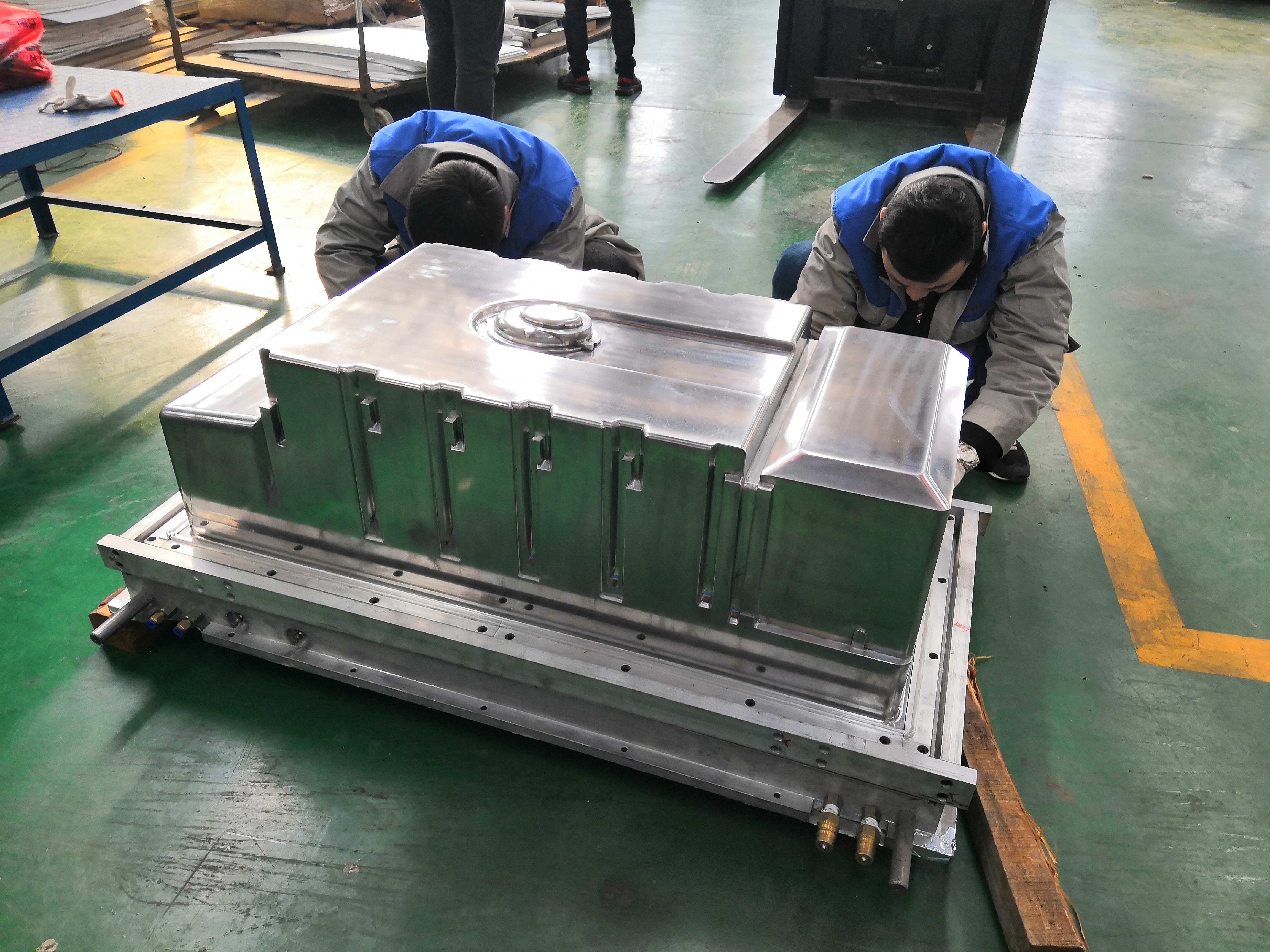 Foaming mould for refrigerator box